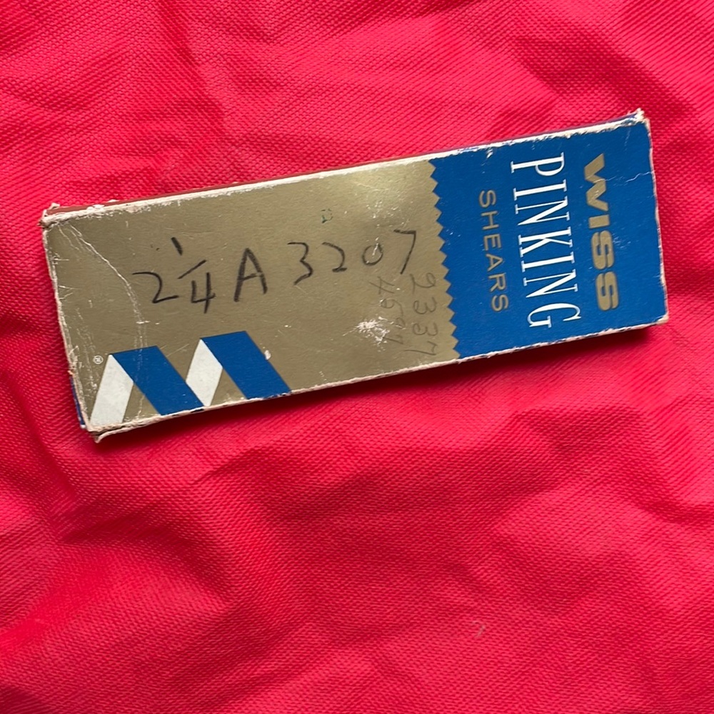 Vintage Wiss CB7 pinking shears appears to be unused in original box